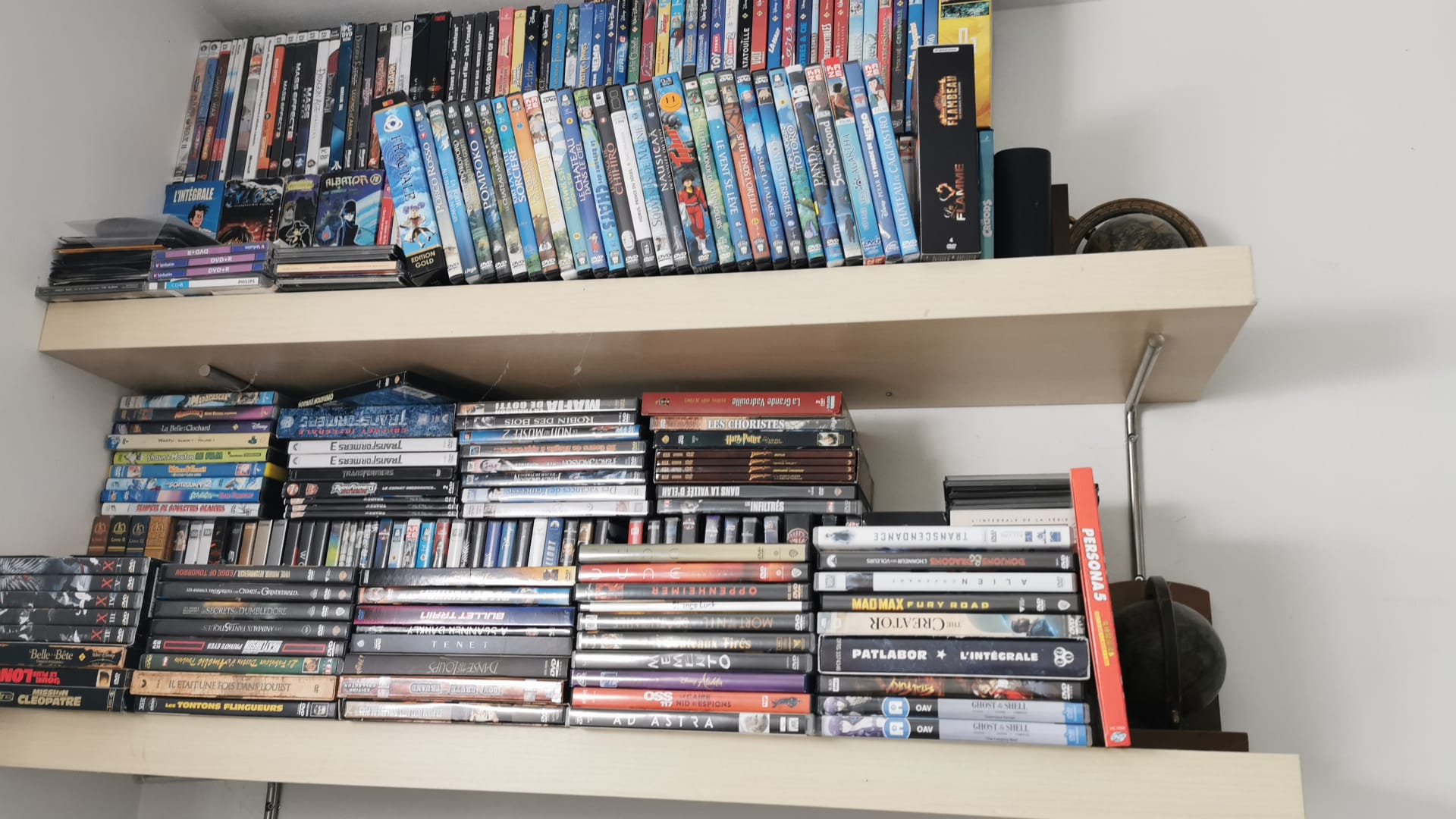 bibliothèque pleine de DVDs